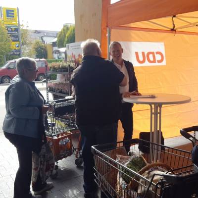 Jürgen Beirer klärt Besucher des Infostandes über den Volksantrag auf. Bild: Michael Storks